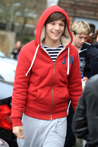 Louis+Tomlinson+One+Direction+Outside+X+Factor+PsW0kVIiHl-l