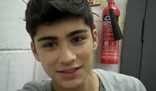 187d8__Zayn-Malik-first-Kiss-01-2011-02-03